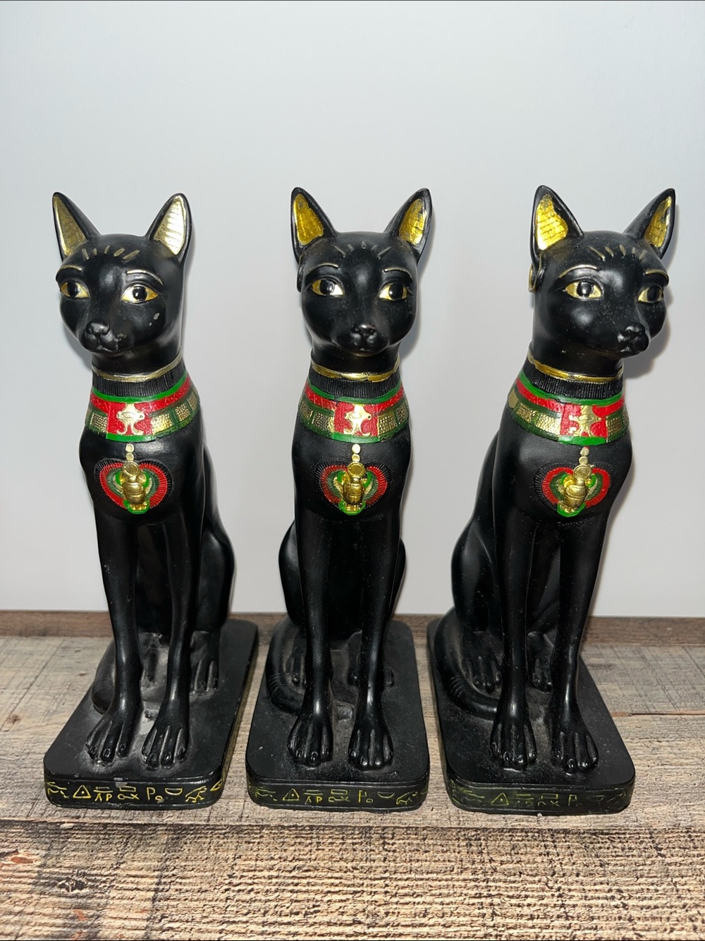 Black Egyptian Cat Statue Déesse Figurine with Gold & Red Accents 3x